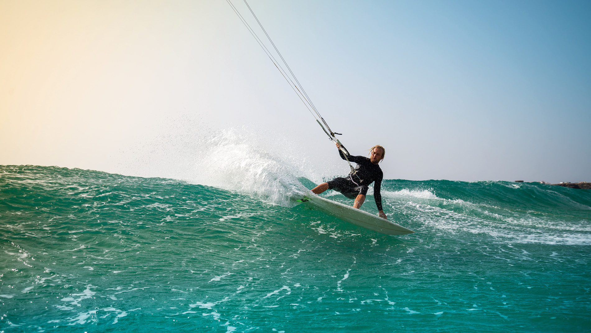 Man op surfboard in oceaan