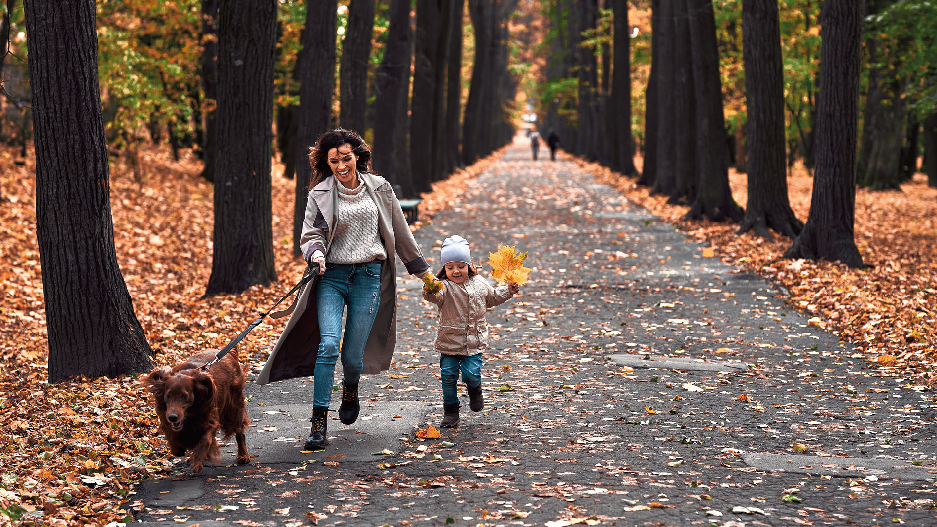 Rennende vrouw met meisje en hond in het bos